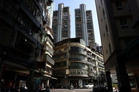 台湾当局は１８日、域内で新型コロナウイルスの感染が急増していることについて、経済や主力の半導体産業への影響は限られると指摘、半導体メーカーは通常通りの操業を継続できる体制を整えていると述べた。台北で２月撮影。（２０２１年　ロイター/Ann Wang）