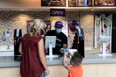 米ミシガン大学が１８日公表した９月の消費者信頼感指数（速報値）は７８．９に改善し、予想の７５．０も上回った。ＮＹのモール内のようす。７月撮影（２０２０年　ロイター／Maranie Staab）