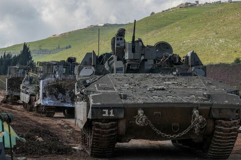 レバノン南部から出発するイスラエル軍兵士たち。４月撮影。REUTERS/Ayal Margolin