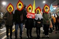 どんな時にもユーモアを　朴大統領退陣デモに集まったユニークな人たち