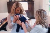 【動画】生まれたばかりの息子を抱くパリス・ヒルトン...危なすぎる抱っこの仕方に先輩ママたちが総ツッコミ