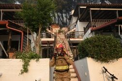 ギリシャ北部リゾート地で山火事、観光客避難　クロアチアでも火災