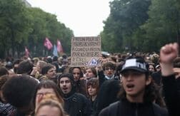 仏、24日の抗議活動に警官７万人動員　先週末の暴動再発警戒