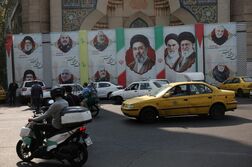 イラン、軍の秘密網で装備品調達　トヨタ車も数千台輸入か