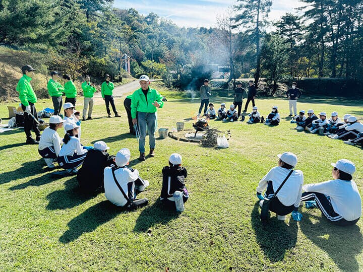 自然の恵みと脅威の両面について学ぶ子どもたち