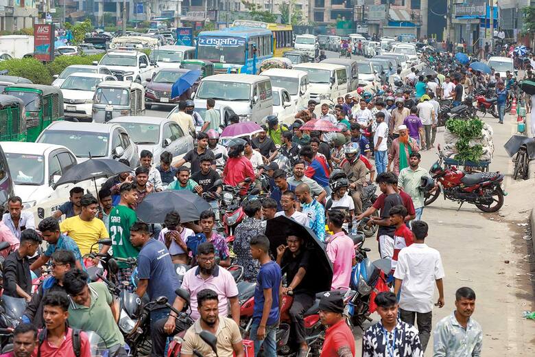 バングラデシュの首都ダッカでもガソリンスタンドに長い列が（4月18日）　SUVRA KANTI DAS-ABACA-REUTERS