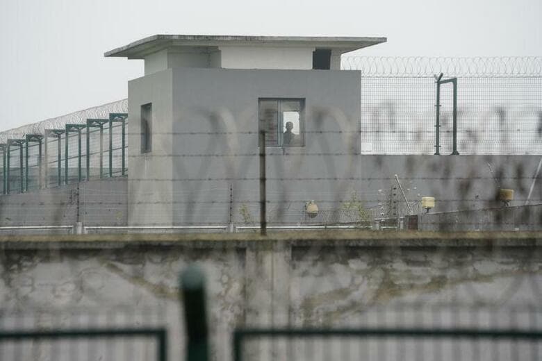 中国は23日、国内の刑務所で強制労働させられているとのメッセージが書かれたクリスマスカードが英国で販売されたとの前日の報道を受け、強制労働の報道を否定した。写真は上海の青浦刑務所。2018年7月4日撮影（2019年　ロイター/Aly Song）