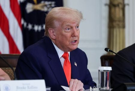 　トランプ米大統領の貿易交渉担当者らは、米国製品に対する一方的な関税引き下げを欧州連合（ＥＵ）に迫っており、譲歩がなければ２０％の追加「相互」関税を回避するための協議は進展しないと主張している。写真は米ＭＡＨＡ報告書発表イベントに出席するトランプ氏。ホワイトハウスのイーストルームで撮影（２０２５年　ロイター/Evelyn Hockstein）