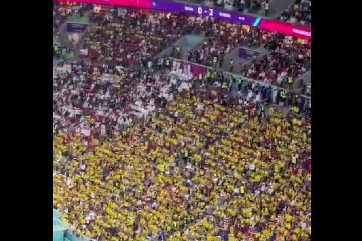 エクアドルサポーターは「ビールをよこせ」の大合唱　@barstoolsports/Twitter