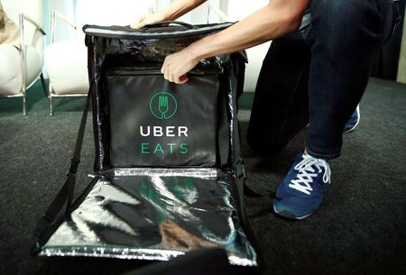 　６月２１日　ウーバージャパンは料理のデリバリーサービス「イーツ」事業について、東京２３区を対象に徒歩で近距離の配達を始めると発表した。２０１６年９月、東京で撮影（２０２１年　ロイター/Kim Kyung-Hoon）