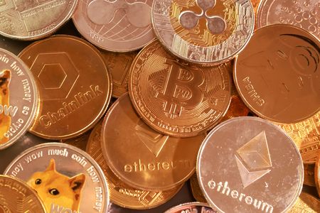 　米銀行監督当局は５日、銀行の資本要件において「トークン化証券」に対する追加的な手当ては必要ないとするルールを明確化した。仮想通貨をイメージしたイラストレーション写真(２０２６年　ロイター/Dado Ruvic/Illustration)