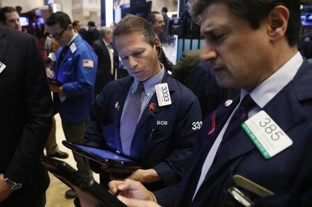 　１月１７日、米国株式市場は金融株や輸送株など米大統領選後に大きく上昇していた銘柄が売られ、主要株価指数が下落して取引を終了した。写真はＮＹ証券取引所のトレーダー、１３日撮影（２０１７年　ロイター/Lucas Jackson）