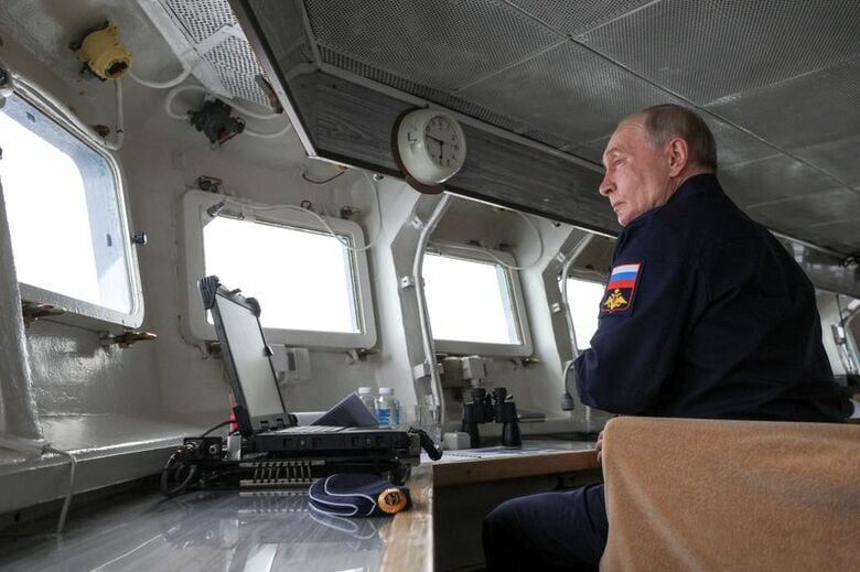 写真はロシア極東のサハリン州で１２日、太平洋艦隊の軍事演習を視察するプーチン大統領。代表撮影。Sputnik/Gavriil Grigorov/Pool via REUTERS