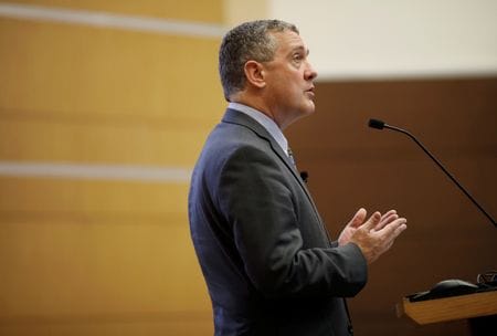 ブラード米セントルイス地区連銀総裁は１７日、金融政策について「寛大な」分析の下でも、連邦準備理事会（ＦＲＢ）は少なくともおそらく合計１％ポイントの追加利上げを実施する必要があるとし、これまでの利上げは「観測されるインフレに対して限られた効果しかない」と主張した。２０１８年１０月撮影（２０２２年　ロイター/Edgar Su/File Photo）