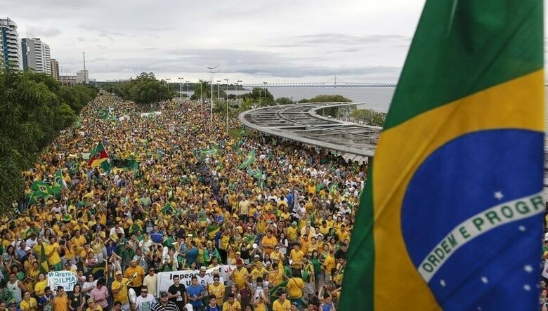 ３月１３日、ブラジルでルセフ大統領の退任を求める全国規模のデモが実施された。深刻な不況に、政府要人の汚職問題が加わり、国民の不満は沸点に達しつつある。写真はマナウスで撮影（２０１６年　ロイター/Bruno Kelly）