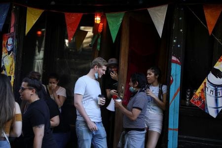 世界保健機関（ＷＨＯ）で緊急事態対応を統括するマイク・ライアン氏は５日、新型コロナウイルスの感染防止のため、若者に対しパーティーを自粛するよう呼び掛けた。ニューヨーク市で６月撮影（２０２０年　ロイター/CAITLIN OCHS）