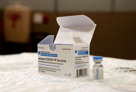４月２０日、欧州医薬品庁（ＥＭＡ）は米ジョンソン・エンド・ジョンソン（Ｊ＆Ｊ）の新型コロナウイルスワクチンについて、接種と血栓症発症との間に因果関係があり得るとの見解を示した。写真は３月３日、ニューヨーク州で撮影（２０２１年　ロイター／Shannon Stapleton）