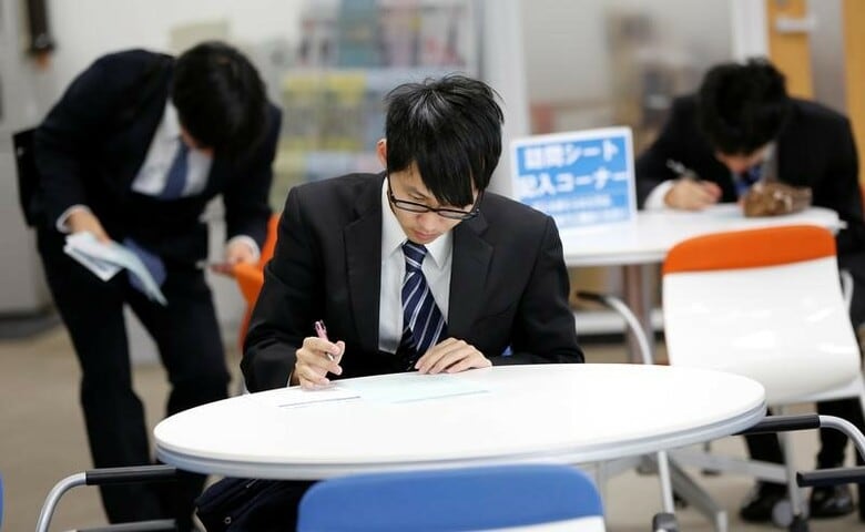 売り手市場が続く雇用情勢。都内の就職フェアで２０１７年１１月撮影（２０１８年　ロイター/Toru Hanai）