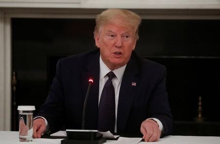 　５月１８日、トランプ米大統領は、新型コロナウイルス感染への予防薬として、抗マラリア薬・ヒドロキシクロロキンを服用していることを明らかにした。ホワイトハウスで撮影（２０２０年　ロイター／Leah Millis）