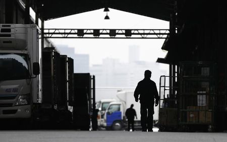　内閣府が４月１３日に発表した２月機械受注統計によると、設備投資の先行指標である船舶・電力を除いた民需の受注額（季節調整値）は、前月比９．８％減となった。ロイターの事前予測調査では前月比１．５％減と予想されており、結果はこれを下回った。千葉県浦安市で２０１３年３月撮影（２０２２年　ロイター／Toru Hanai）