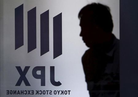 　２月１５日、前場の東京株式市場で、日経平均株価は前営業日比７６５円８１銭高の１万５７１８円４２銭と大幅に反発した。都内で昨年１２月撮影（２０１６年　ロイター/Yuya Shino）