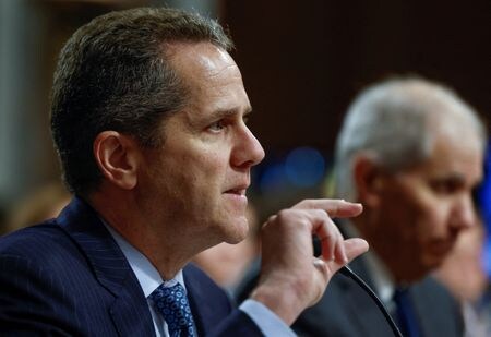米連邦準備理事会（ＦＲＢ）のバー副議長（金融規制担当）は１０日、インフレの２％回帰に向け、金利は適切な水準に近づいているものの、ＦＲＢには「なお幾分やるべきことがある」という認識を示した。５月１８日撮影（２０２３年　ロイター/Evelyn Hockstein/File Photo）