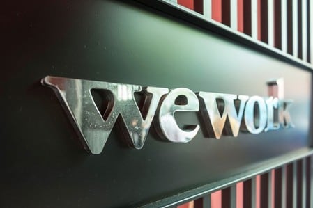 　５月１１日、米共有オフィス運営大手のウィワークは先月、７億０２００万ドルのジャンク債を発行したが、投資家の引き合いが弱かったため、最終的に利回りを約１％ポイント引き上げて、７．８７５％にせざるを得なくなった。写真は同社ロゴ。４月上海で撮影（２０１８年　ロイター）