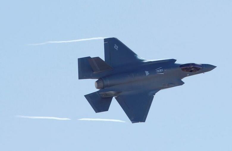 米国務省はロッキード・マーチンのステルス戦闘機「F35」105機の日本への売却を承認したと発表した。売却総額は推定230億ドル。写真は戦闘訓練する米空軍のF35。1月6日、ユタ州のヒル空軍基地で撮影(2020年　ロイター/George Frey)