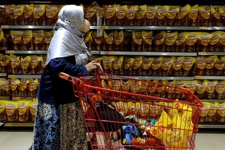 　１２月１日、インドネシア統計局が発表した１１月の消費者物価指数（ＣＰＩ）上昇率は前年比２．８６％となり、１０月の２．５６％から加速し、ロイターがまとめた市場予想の２．７０％も上回った。写真はインドネシアのジャカルタのスーパーマーケットで昨年３月撮影（２０２３年　ロイター／Willy Kurniawan）