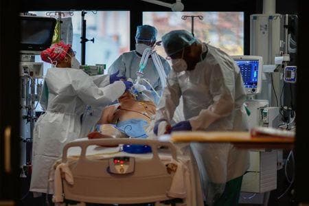 フランスで確認された新型コロナウイルス感染者数が１７日に欧州で初めて累計２００万人を突破したことが分かった。パリ近郊の病院で１７日撮影（２０２０年　ロイター/GONZALO FUENTES）