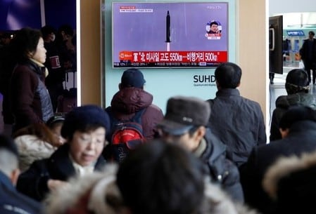　２月１３日、北朝鮮は新型中長距離弾道ミサイルの発射実験を１２日に実施したと発表した上で、実験は成功だったと表明した。写真は北朝鮮のミサイル発射実験のニュースを報じるテレビを観る乗客。ソウルの鉄道駅で１２日撮影（２０１７年　ロイター/Kim Hong-Ji）