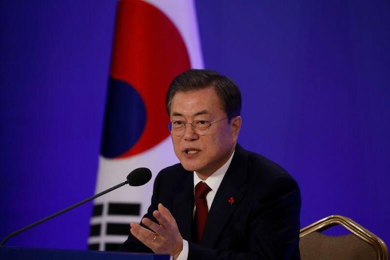 韓国の文在寅大統領（写真）は、新型コロナウイルス感染拡大阻止に自信を示した。ただ、保健当局はソウル近郊での大規模クラスター発生を受け、警戒を解いていない。写真は1月、ソウルで代表撮影（2020年　ロイター）