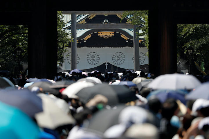 神社本庁と密接な関係にある靖国神社（写真は202年8月15日、75回目の「終戦の日」に靖国神社を訪れた参拝者）　Issei Kato-REUTERS