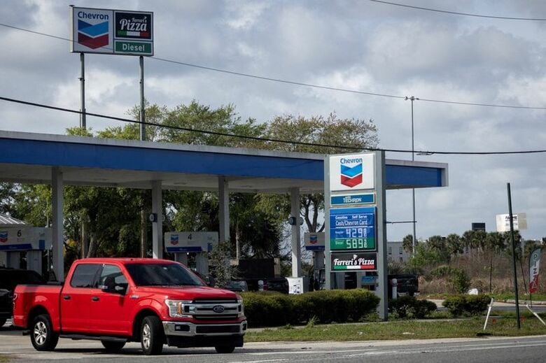 米フロリダ州タイタスビルのガソリンスタンド。３月撮影。REUTERS/Marco Bello/File Photo
