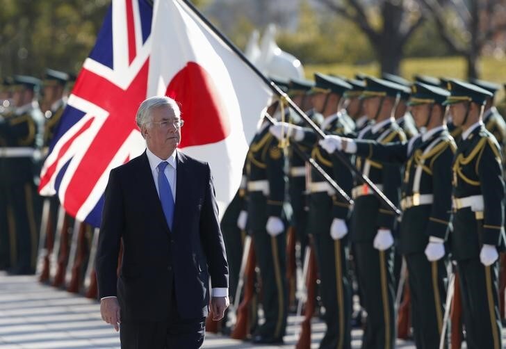 １月９日、中谷防衛相は、来日中のファロン英国防相（写真）と会談し、今年中に英空軍の高性能戦闘機ユーロファイター・タイフーンが参加する共同訓練を日本で実施することを確認した、防衛省で撮影（２０１６年　ロイター／Toru Hanai）