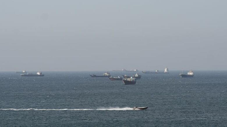 2026年4月18日、オマーンのムサンダム沖のホルムズ海峡を航行する船舶とタンカー。 REUTERS/File Photo