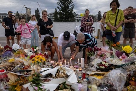 　１２月２４日　オーストラリアのボンダイビーチで起きた銃乱射事件を受けて同国が反ユダヤ主義の取り締まりを強化する中、バーク内相は２４日、禁止されているナチスのシンボルを掲示した罪で起訴された英国籍男の査証（ビザ）を取り消したと明らかにした。写真は２１日、シドニーで撮影（２０２５年　ロイター／Eloisa Lopez）