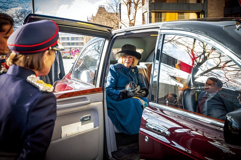 ベントレーのリムジンでミドルズブラに到着し、出迎えの人々に笑顔を見せるカミラ　ANTONY JONES FOR NEWSWEEK