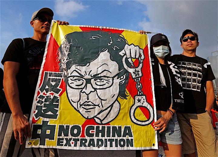 香港のデモ参加者は林鄭月娥行政長官（似顔絵）を痛烈に批判している　JORGE SILVA-REUTERS