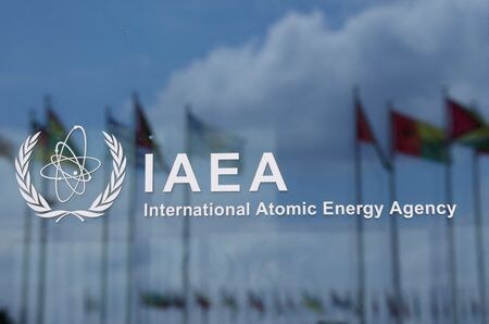 　６月１３日、国際原子力機関（ＩＡＥＡ）の報告によると、イランは中部フォルドゥの施設でウラン濃縮用遠心分離機を増設した。写真はＩＡＥＡのロゴ。３日、ウィーンで撮影（２０２４年　ロイター/Leonhard Foeger）