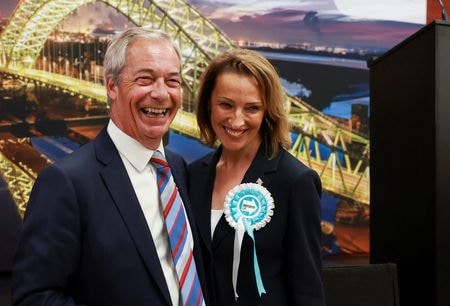 　英国で１日に行われた地方議会選挙は、開票序盤でナイジェル・ファラージ氏（写真左）率いる右派ポピュリスト政党「リフォームＵＫ」が得票を伸ばしていることが明らかになった。５月２日、イングランドのウィドネスで撮影（２０２５年　ロイター/Phil Noble）