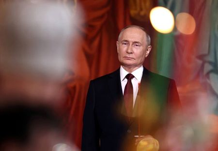 ロシアのプーチン大統領（写真）はベトナム訪問に先立ち、ベトナム共産党機関紙ニャンザンに寄稿文を寄せ、ウクライナでの戦争に対するベトナムの「バランスの取れた」姿勢を称賛した。提供写真。５月撮影（２０２４年　ロイターSputnik/Valeriy Sharifulin）