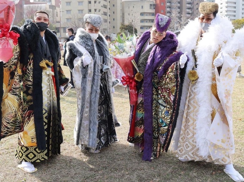 北九州市の新成人。ド派手な衣装は池田さんが手掛けている。(みやびのInstagramより)　写真提供＝みやび