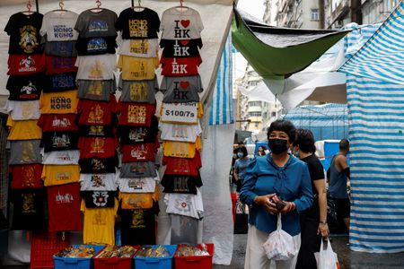 香港政府が３日発表した２０２４年第４・四半期の域内総生産（ＧＤＰ）速報値は前年比２．４％増加で、８四半期連続の拡大となった。観光地でもある市場で昨年４月撮影。（２０２５　ロイター/Tyrone Siu/File Photo）