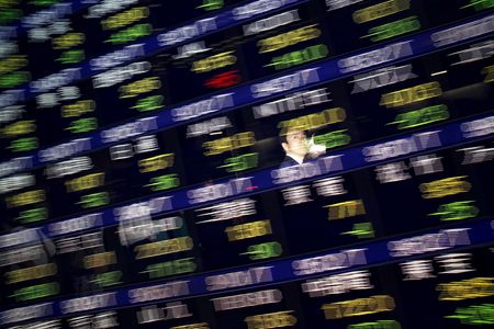 　７月７日、東京株式市場で日経平均は、前営業日比３８４円６０銭安の３万２３８８円４２銭と４日続落した。写真は２０１５年８月、都内で撮影（２０２３年　ロイター/Issei Kato）
