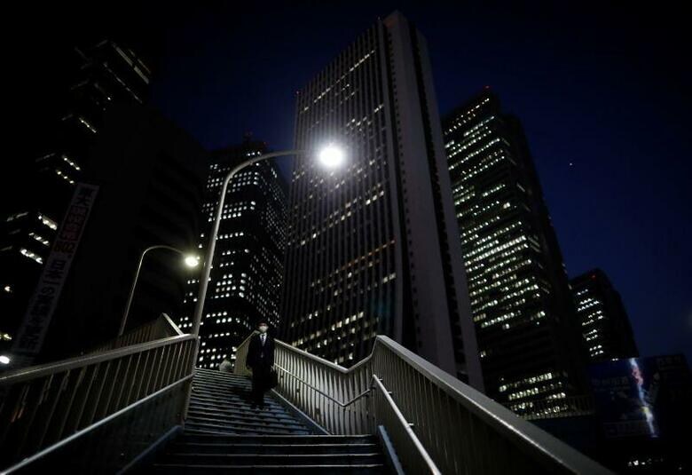 企業にテレワークの推進が求められる中、なお残る感染源として懸念されているのが「３密」業務になりがちなコールセンター。契約や情報の管理などが壁で全面的に移行できない企業も少なくない。写真は東京・新宿で４月8日撮影。（2020年　ロイター/Issei Kato）