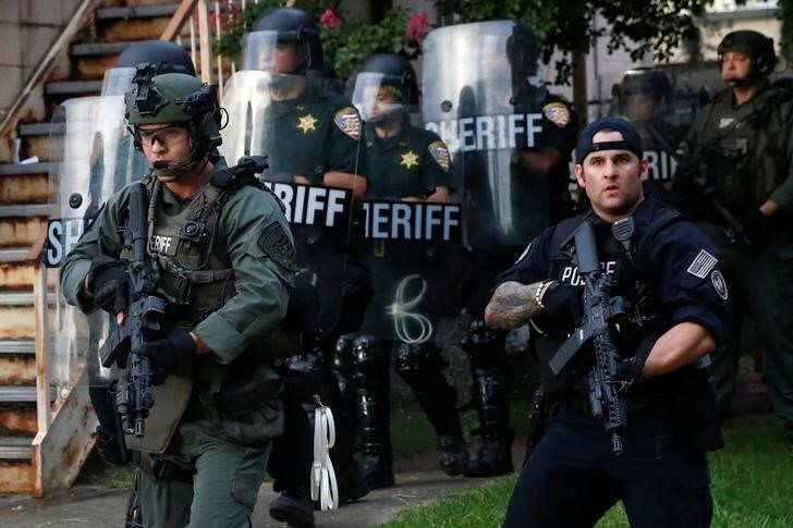 ７月１０日、米国で相次いだ警官による黒人射殺への抗議行動の激化で、バーレーン、バハマ、アラブ首長国連邦（ＵＡＥ）が、米国への渡航もしくは米国に滞在している自国民に警戒を呼び掛けた。米ルイジアナ州で撮影（２０１６年　ロイター/Shannon Stapleton）