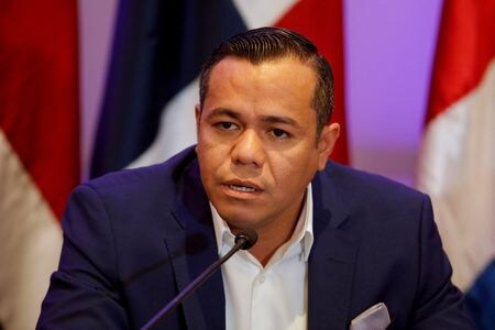 　３月２２日、エルサルバドルのゼラヤ財務相（写真）は、先週発行を予定していたビットコイン債について、市場環境が改善するまで延期することを決めたと述べた。写真はエルサルバドルのサンサルバドルで１８日撮影（２０２２年　ロイター／Jose Cabezas）
