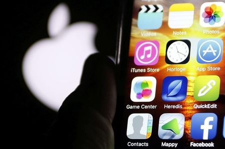 　３月５日、オバマ政権内で、ＩＴ企業が法執行機関向けの「バックドア（裏口）」を自社製品に仕込むよう要請することを支持するべきか否か、意見が割れている。写真はアップルのロゴとｉＰｈｏｎｅ。仏ボルドーで２月撮影（２０１６年　ロイター/Regis Duvignau）