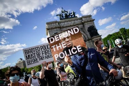 　６月７日、米ミネソタ州ミネアポリス市議会の過半数の議員は同市警察を段階的に解体し、治安維持を図る新たな仕組みの創設を支持している。議員らが明らかにした。写真はニューヨークで同日行われた、人種差別に抗議するデモの様子（２０２０年　ロイター/Eduardo Munoz）